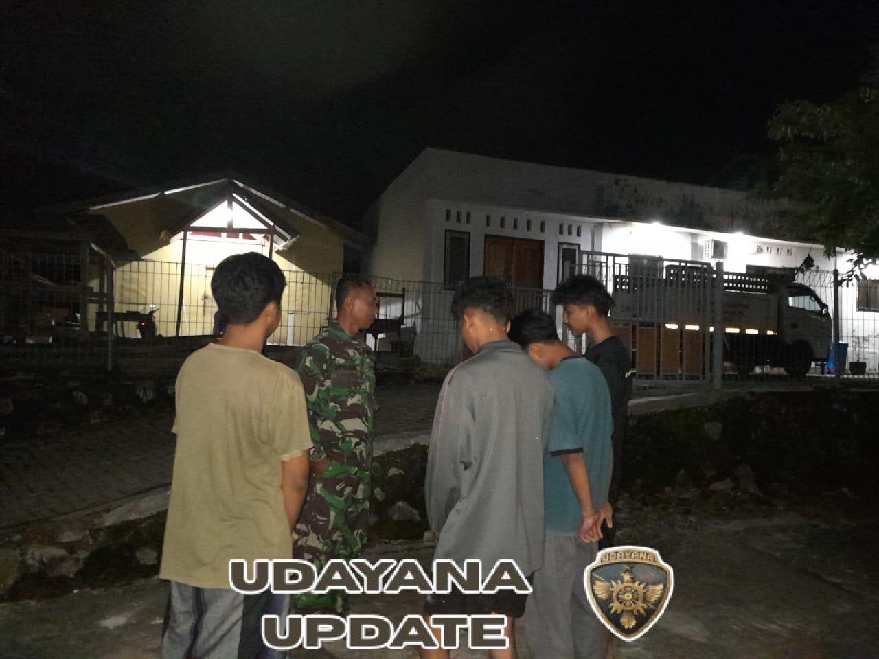 Babinsa Koramil 1628-02/Sekongkang Patroli Malam, Ajak Warga Jaga Keamanan Lingkungan