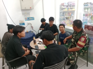 ‎Babinsa Kalijaga Timur Gelar Patroli Kongkow, Ajak Pemuda Tingkatkan Kewaspadaan