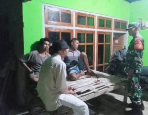 Babinsa Koramil 1608-07/Monta Gelar Patroli dan Kongko Bersama Warga Pada Malam Akhir Pekan
