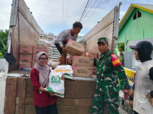 Babinsa Desa Tamekan Dampingi Penyaluran Bantuan Pangan Beras dan Minyak Goreng untuk 164 Warga