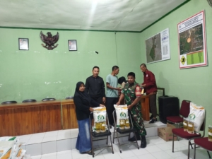 Babinsa Menala Dampingi Penyaluran Bantuan Beras dan Minyak Goreng untuk Warga Kelurahan Menala