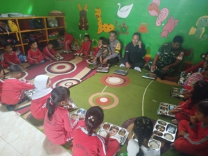 Babinsa Koramil 1628-01/Taliwang Dampingi Anak-Anak TK Mulya Nikmati Makan Sehat Bergizi