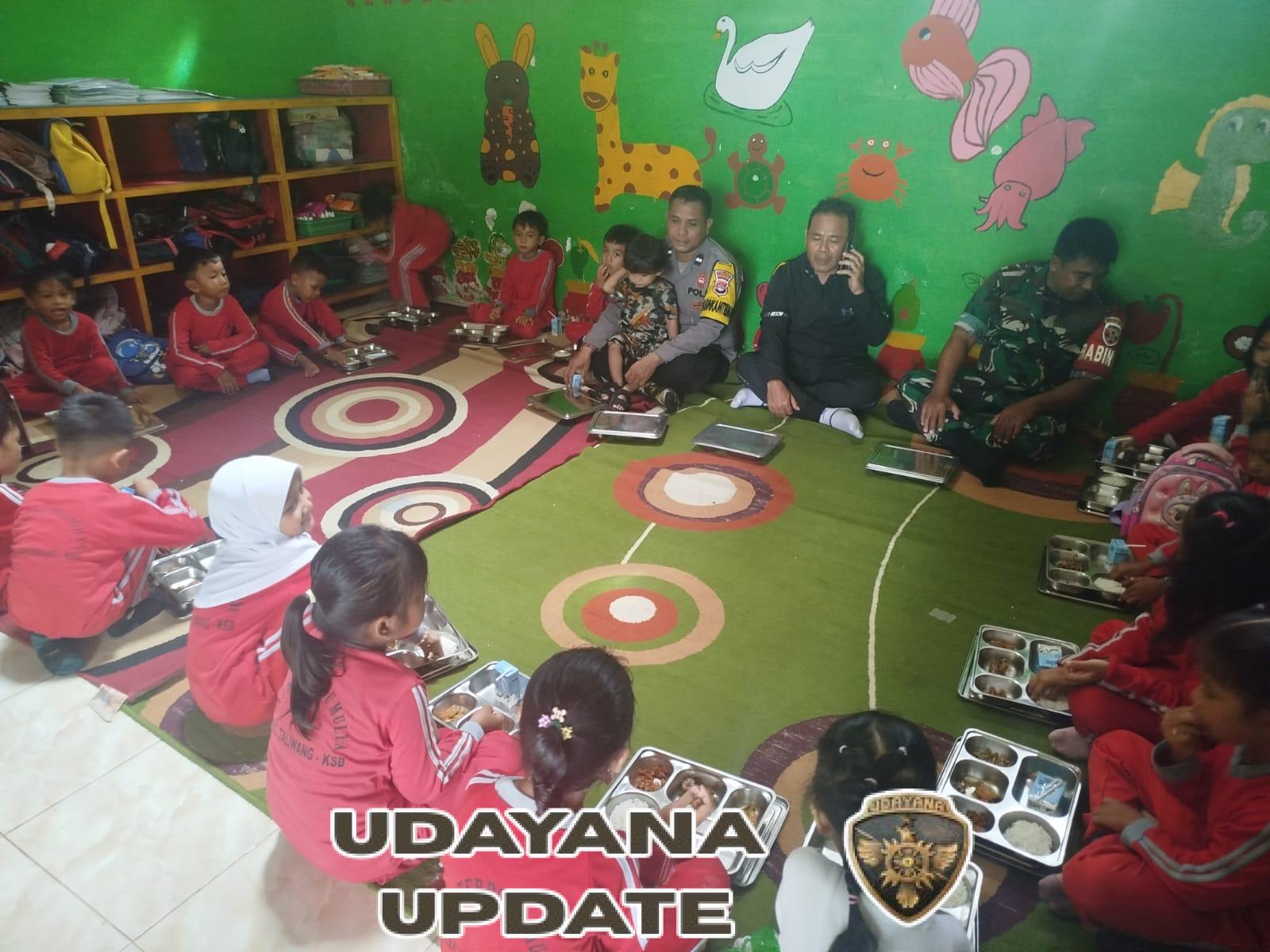 Babinsa Koramil 1628-01/Taliwang Dampingi Anak-Anak TK Mulya Nikmati Makan Sehat Bergizi