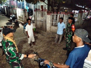 Babinsa Rato Gelar Patroli Siskamling Jaga Stabilitas Keamanan di Sape–Lambu