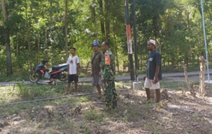 Sertu Fernandus Takakib Ajak Masyarakat Desa Tuabatan Jaga Keselamatan Kerja