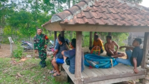 Babinsa Mantar Laksanakan Komsos dan Monitoring Wilayah, Warga Diajak Jaga Keamanan Desa