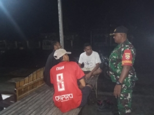 Babinsa Soriutu Gelar Patroli dan Ronda Malam di Manggelewa