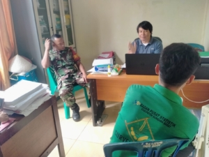 Babinsa Desa Rempe Gelar Komsos Bahas Kebersihan Lingkungan di Musim Hujan