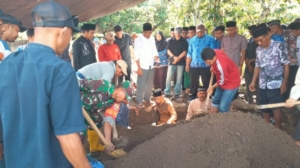 Babinsa Desa Lalarliang Hadiri Pemakaman Ketua RT 02, Wujud Kepedulian TNI kepada Warga Binaan