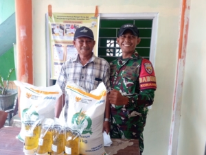 Babinsa Labuhan Lalar Kawal Penyaluran Bantuan Pangan untuk 375 KK di Taliwang