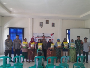 Babinsa Talonang Baru Kawal Ketat Penyaluran Beras SPHP dari Polres Sumbawa Barat kepada Warga Kurang Mampu