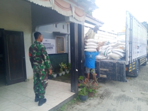 Babinsa Dampingi Penyaluran Bantuan Pangan Tahap I Tahun 2025 di Desa Aik Kangkung