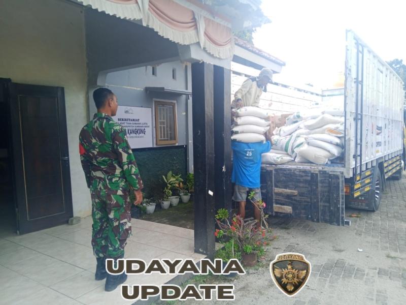 Babinsa Dampingi Penyaluran Bantuan Pangan Tahap I Tahun 2025 di Desa Aik Kangkung