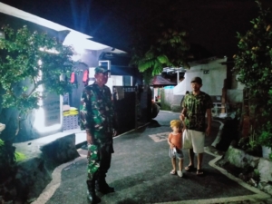 ‎ Babinsa Peringgasela Timur Gelar Patroli Malam Jaga Keamanan Lingkungan