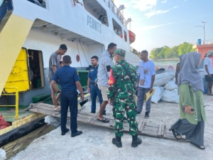 Babinsa dan KPLP Amankan Aktivitas Kapal di Pelabuhan Wulandoni