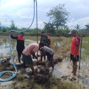 Babinsa Runggu Dampingi Petani Laksanakan Pengeboran Dangkal untuk Program OPLAH