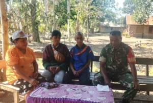 Sertu Arnoldus Yansen Bangun Kedekatan dengan Warga Saat Patroli Wilayah di Desa Boronubaen