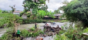 Babinsa dan Warga Rembiga Kompak Bersihkan Sungai Midang