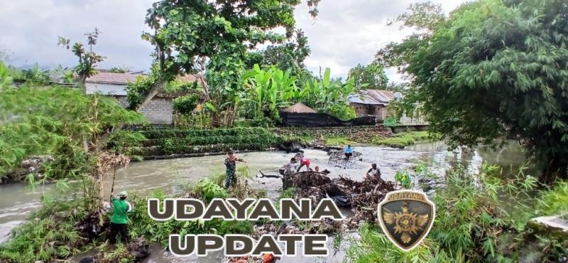 Babinsa dan Warga Rembiga Kompak Bersihkan Sungai Midang