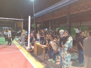 Babinsa Kelurahan Sampir Pastikan Keamanan Pertandingan Bola Voli Antar Lingkungan