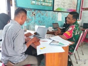 Babinsa Desa Seran Laksanakan Komsos Rakor Pendataan Penerima Bantuan Pangan