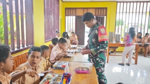 Babinsa Dampingi Penyaluran Makanan Bergizi Gratis di 17 Sekolah dan 1 Posyandu Rote Ndao