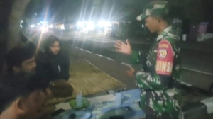 ‎Babinsa Puncak Jeringo Gelar Patroli Malam di Pelabuhan Kayangan untuk Perkuat Keamanan
