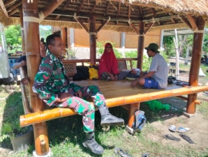 Babinsa Desa Kiantar Intensifkan Monitoring Wilayah dan Ajak Warga Tingkatkan Kamtibmas