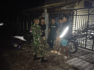 Babinsa Karijawa Gelar Ronda Malam Bersama Karang Taruna Jaga Kamtibmas