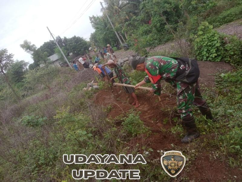 Babinsa Batuyang Pimpin Gotong Royong Pembangunan Tembok Kubur Sepanjang 80 Meter