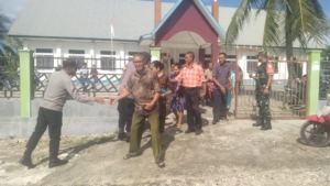 Babinsa Batutua Amankan Ibadah Minggu di Gereja GMIT Talitakumi Nggauk, Jalannya Kebaktian Berlangsung Kondusif