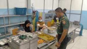 Babinsa Koramil 1614-01 Dompu Dampingi Penyaluran Logistik BGN di Mangge Asi