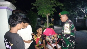 Koramil 1628-02/Sekongkang Tingkatkan Patroli Malam, Babinsa Aktif Himbau Warga Jaga Kamtibmas.