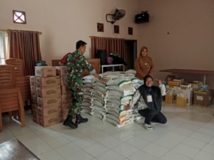 Babinsa Desa Mantun Awasi Penerimaan Bantuan Beras dan Minyak Goreng dari Bulog