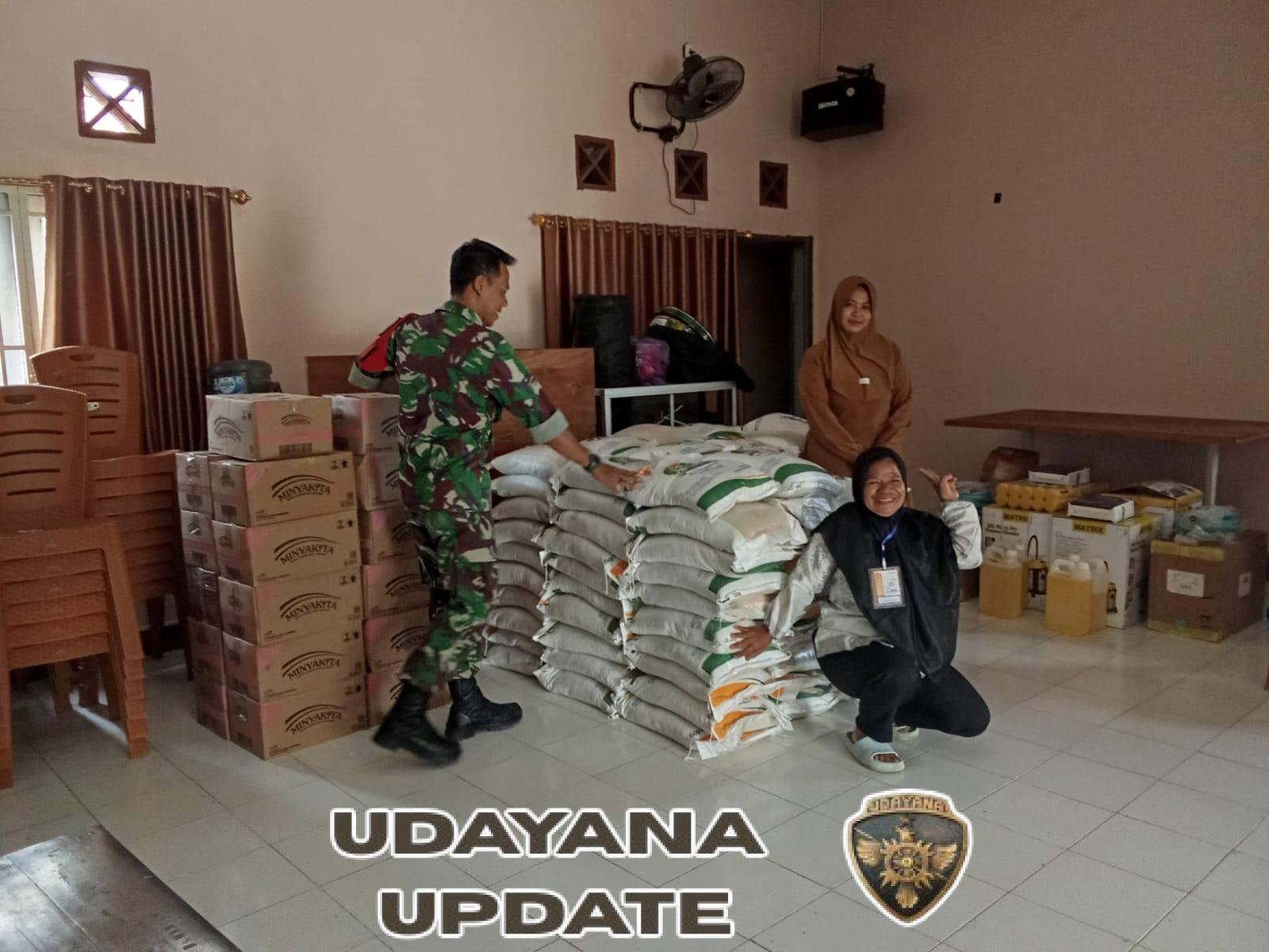 Babinsa Desa Mantun Awasi Penerimaan Bantuan Beras dan Minyak Goreng dari Bulog