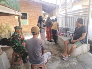 Babinsa Desa Meraran Pererat Sinergi dengan Warga Lewat Kegiatan Komsos