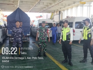 Babinsa Desa Kokarlian Laksanakan Pengamanan di Pelabuhan Penyeberangan Poto Tano