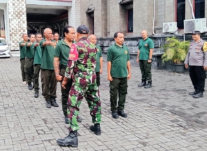 Babinsa bersama Bhabinkamtibmas Gelar Pelatihan SAT LINMAS di Kelurahan Tuban