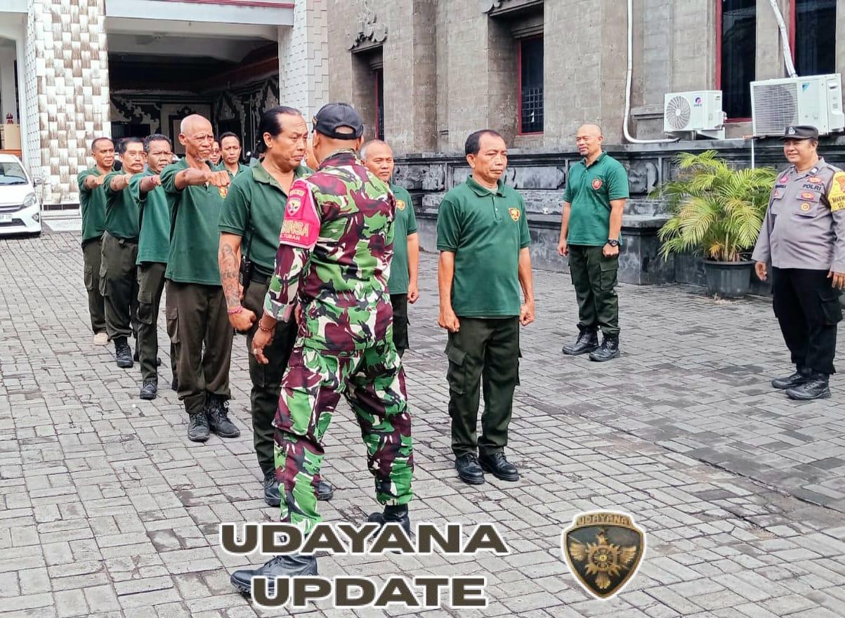 Babinsa bersama Bhabinkamtibmas Gelar Pelatihan SAT LINMAS di Kelurahan Tuban