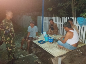 Babinsa Karombo Ajak Warga Tingkatkan Keamanan Lingkungan