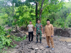 Babinsa Desa Belo Pimpin Pengecekan Sungai untuk Antisipasi Banjir Jelang Musim Hujan