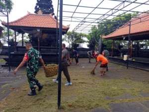 Wujud kepedulian terhadap kebersihan lingkungan, Koramil 1623-05/Manggis melaksanakan Karya Bakti di Pura Silayukti.