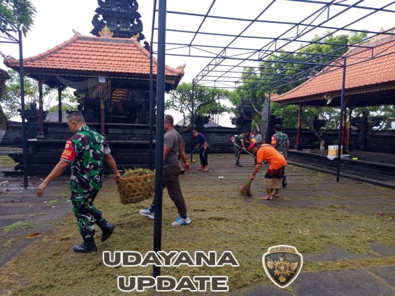 Wujud kepedulian terhadap kebersihan lingkungan, Koramil 1623-05/Manggis melaksanakan Karya Bakti di Pura Silayukti.