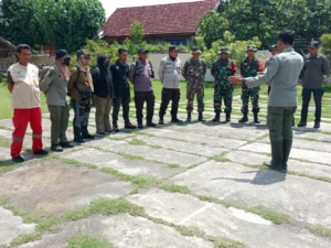 Babinsa dan Polisi Lakukan Patroli, Masyarakat Diingatkan tentang Pentingnya Melestarikan Hutan