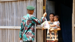Satgas Pamtas Yonarmed 12 Kostrad Tebar Berkah di Perbatasan Lewat Pembagian Sembako