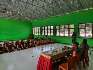 Babinsa Koramil 1607-07/Lunyuk Tanamkan Nilai Kepemimpinan dan Disiplin pada Siswa SMPN 1 Lunyuk