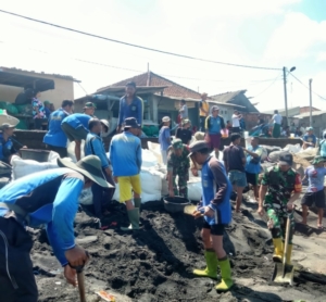 Babinsa dan Warga Bintaro Gotong Royong Pasang Geobag Penahan Gelombang