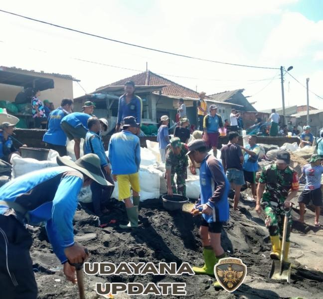 Babinsa dan Warga Bintaro Gotong Royong Pasang Geobag Penahan Gelombang