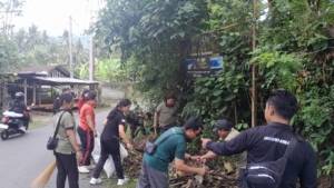 Babinsa Dawan Kaler Gelorakan Bersih Lingkungan Dengan Gotong Royong