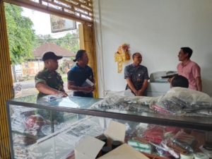 Gelar Komsos Di Bumdes Getakan, Serma Wayan Sukadana Himbau Warga Terkait  Perubahan Cuaca